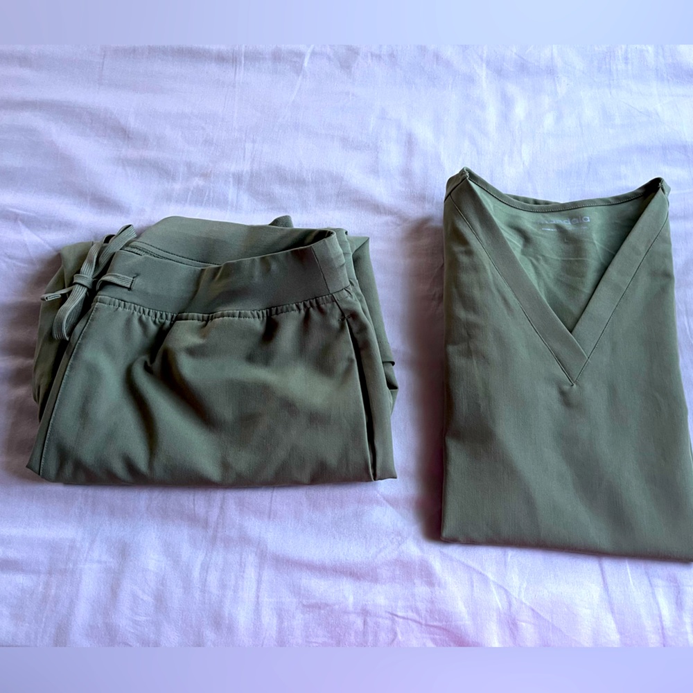 Mandala Scrubs Pair Top L -Pants L/P